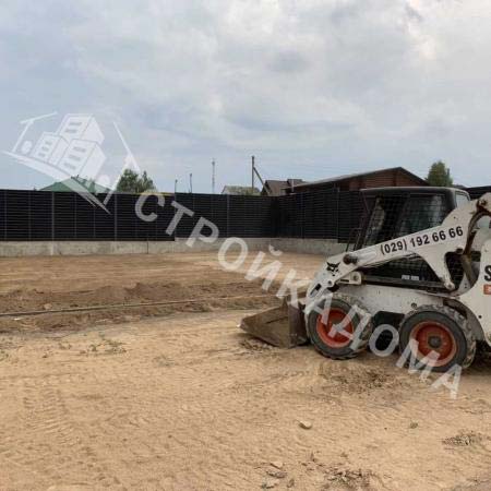 Мини-погрузчик выполняет земляные работы