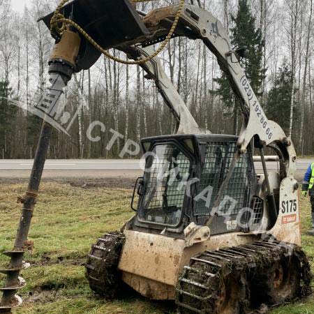 Мини-погрузчик выполняет земляные работы