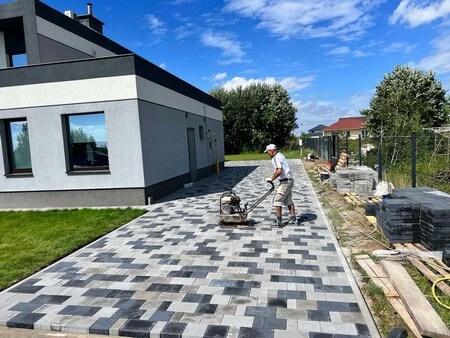 Укладка тротуарной плитки возле дома