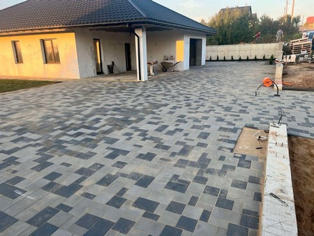 Укладка тротуарной плитки возле дома