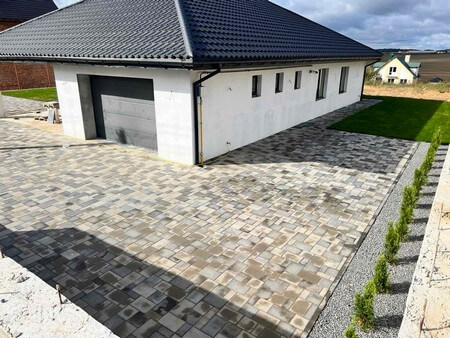 Укладка тротуарной плитки возле дома