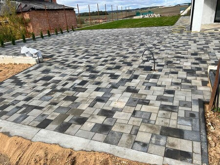 Укладка тротуарной плитки возле дома