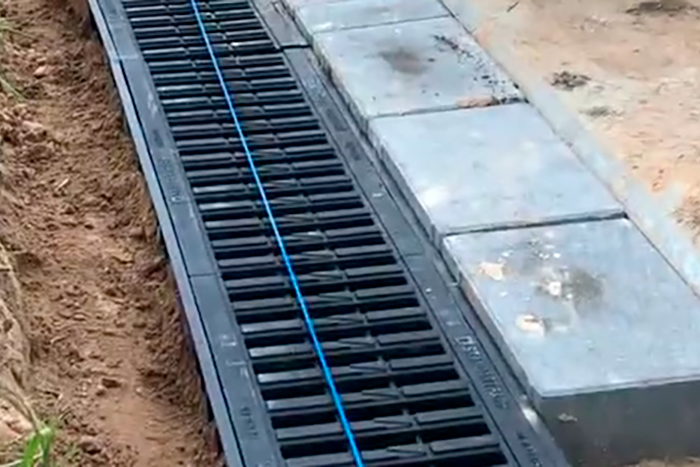 Установка дождеприемников водосборных лотков